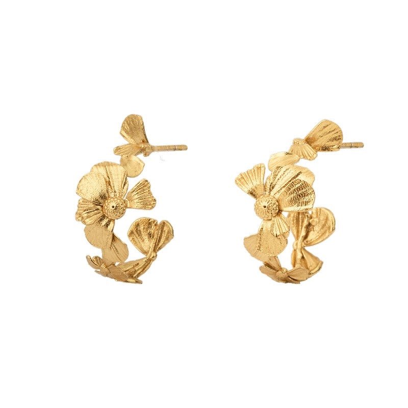 Wildflower hoop øreringe i 18 karat forgyldt sterlingsølv fra House of Vincent med blomsterformede detaljer.